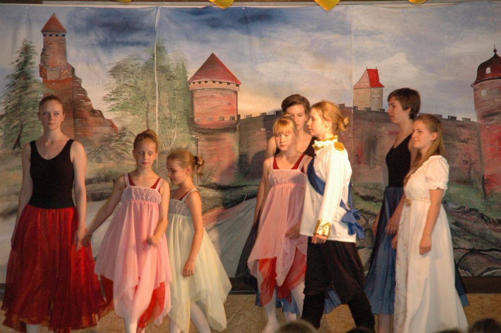 2014 - Aschenputtel
Studio für Tanz und Gymnastik
Birgit Lille
Sommerfest 2014
Kindertanz und Ballett