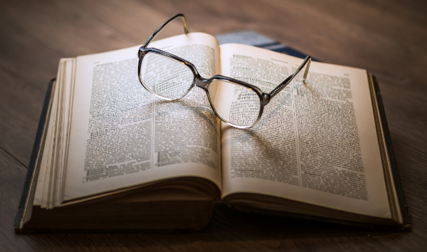 Buch mit Brille, Symbolbild für lernen