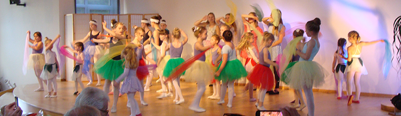 Tanzende Kinder und Jugendliche
